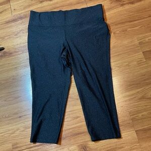 LIVI Cropped Athletic Leggings in Black with Gray Dot Print Women’s Size 18/20